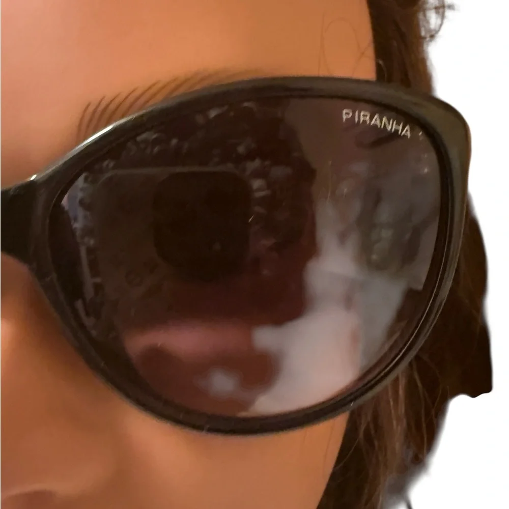 PIRANHA Chic Black Sunglasses with gorgeous gold Temple_4